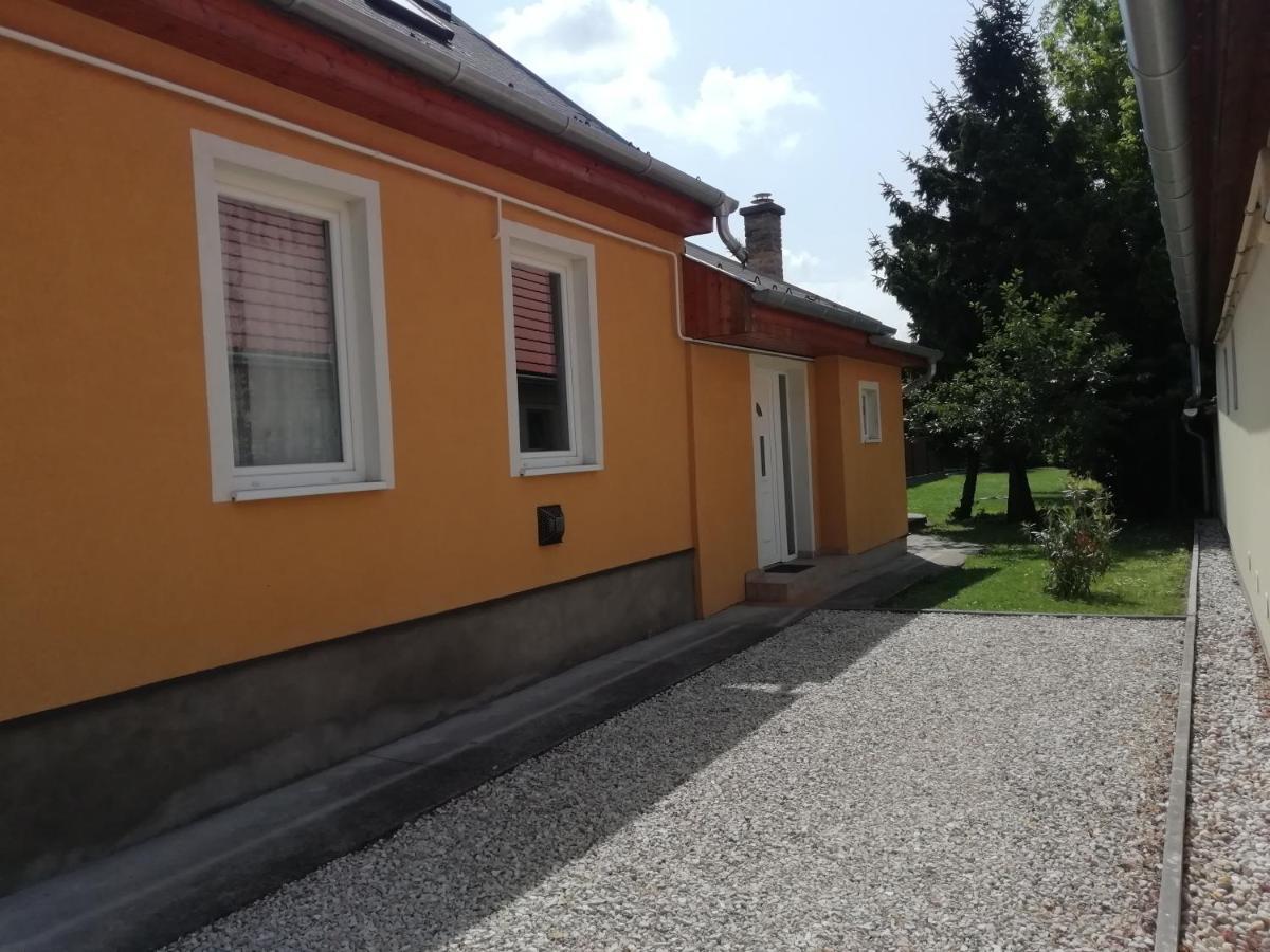 Eoetvoes Nyaralo Villa Siófok Exterior foto